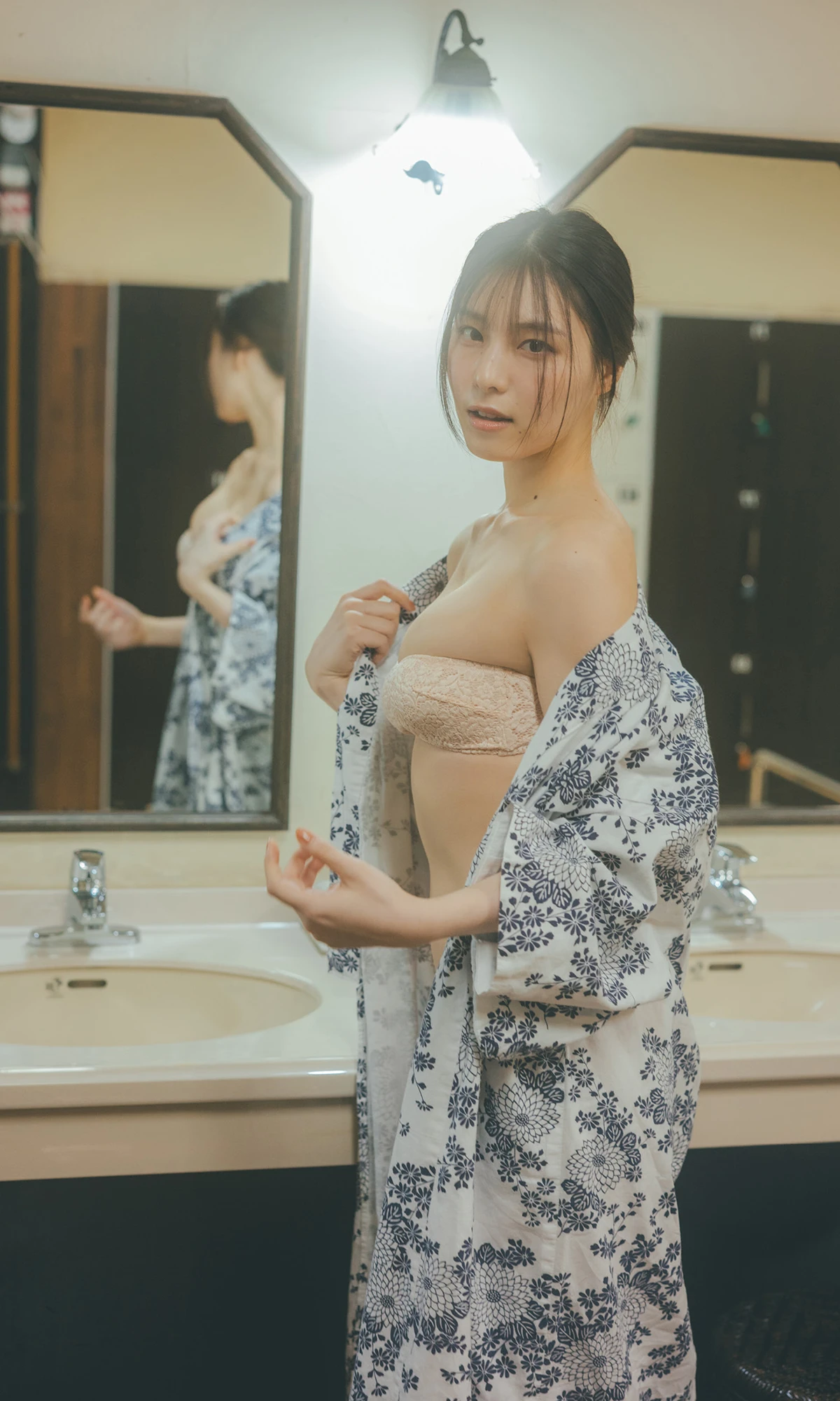 Iori Sagara 相楽伊織, 写真集 「more and more」 - P94