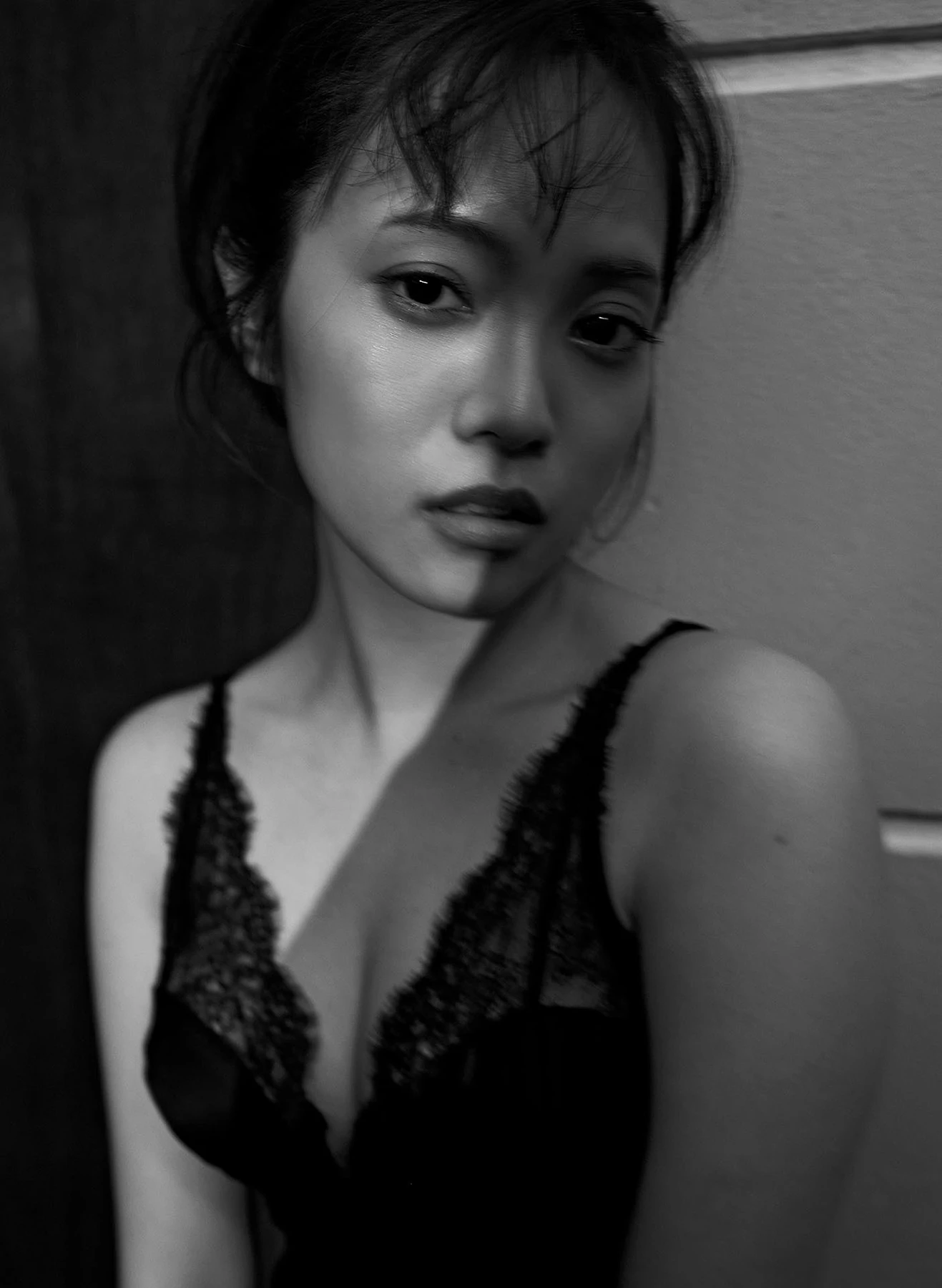 Miyata Manamo 宮田愛萌, 1st写真集 「Lilas」 特別アザーカット付き版 - P104