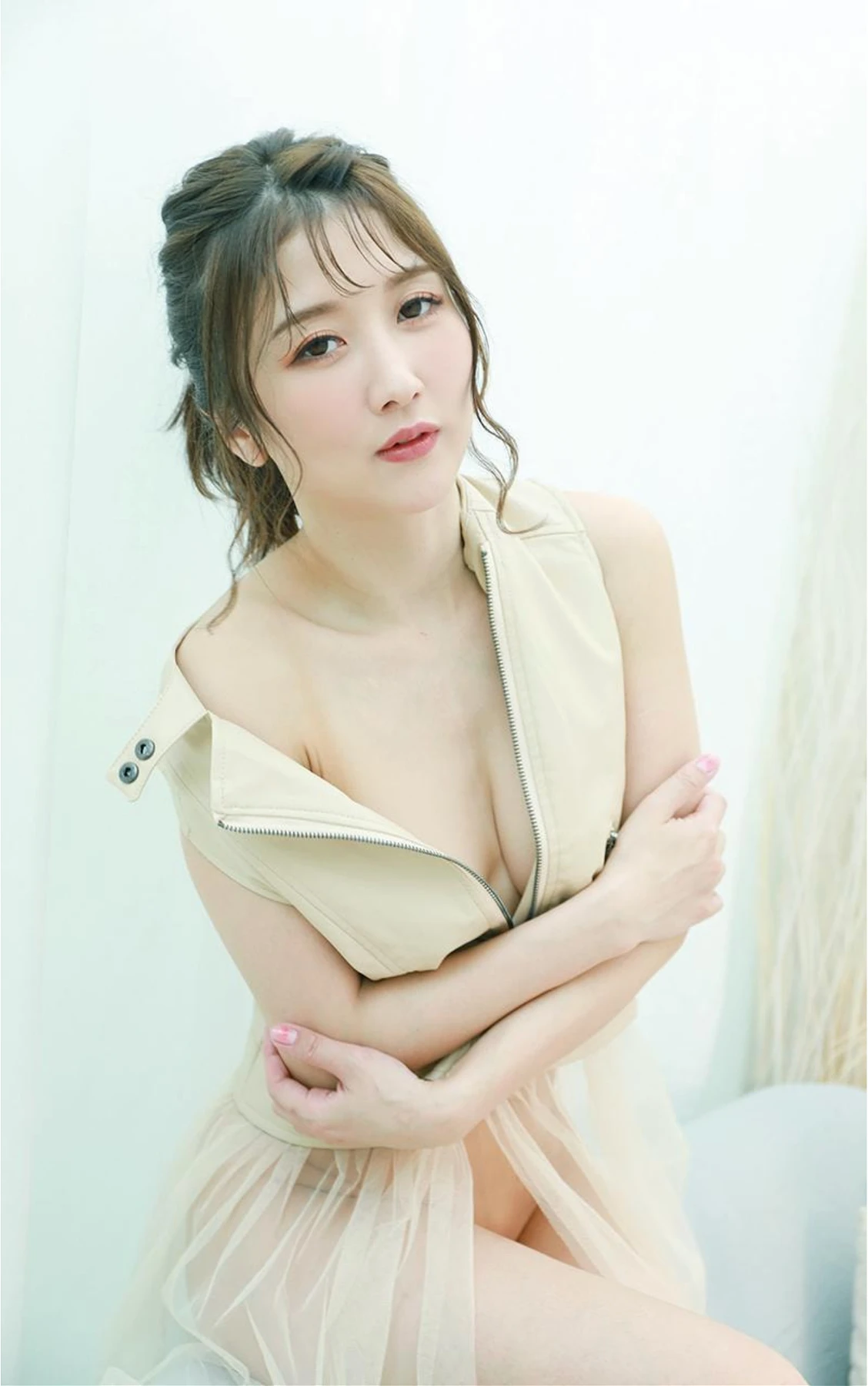 Hibiki Otsuki 大槻ひびき, 写真集 「おやすみフィクション」 - P43