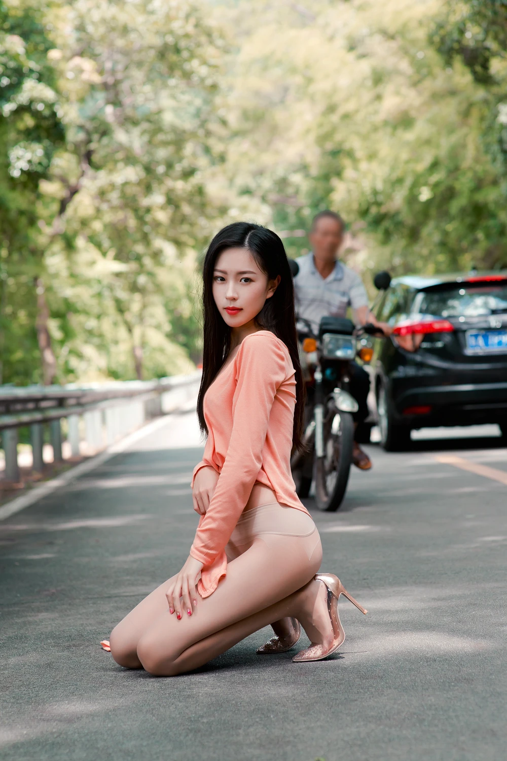 杨子嫣 – 户外女神的丝袜秀 - P24