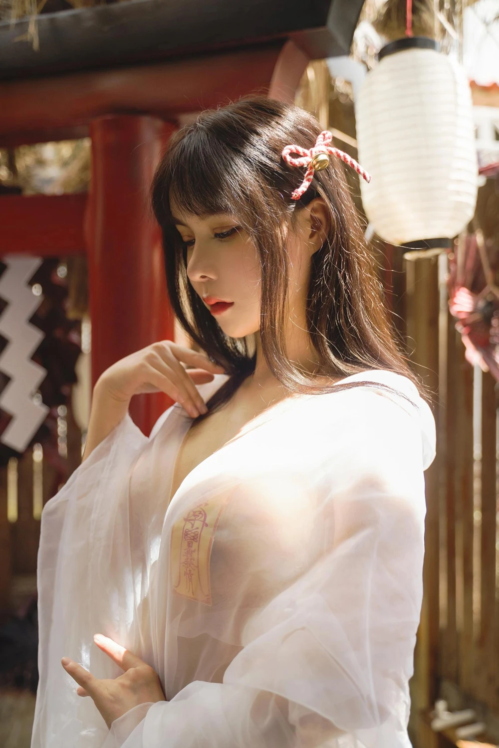 Cosplay 亚马逊鲶鱼 – 神社符纸巫女 - P1