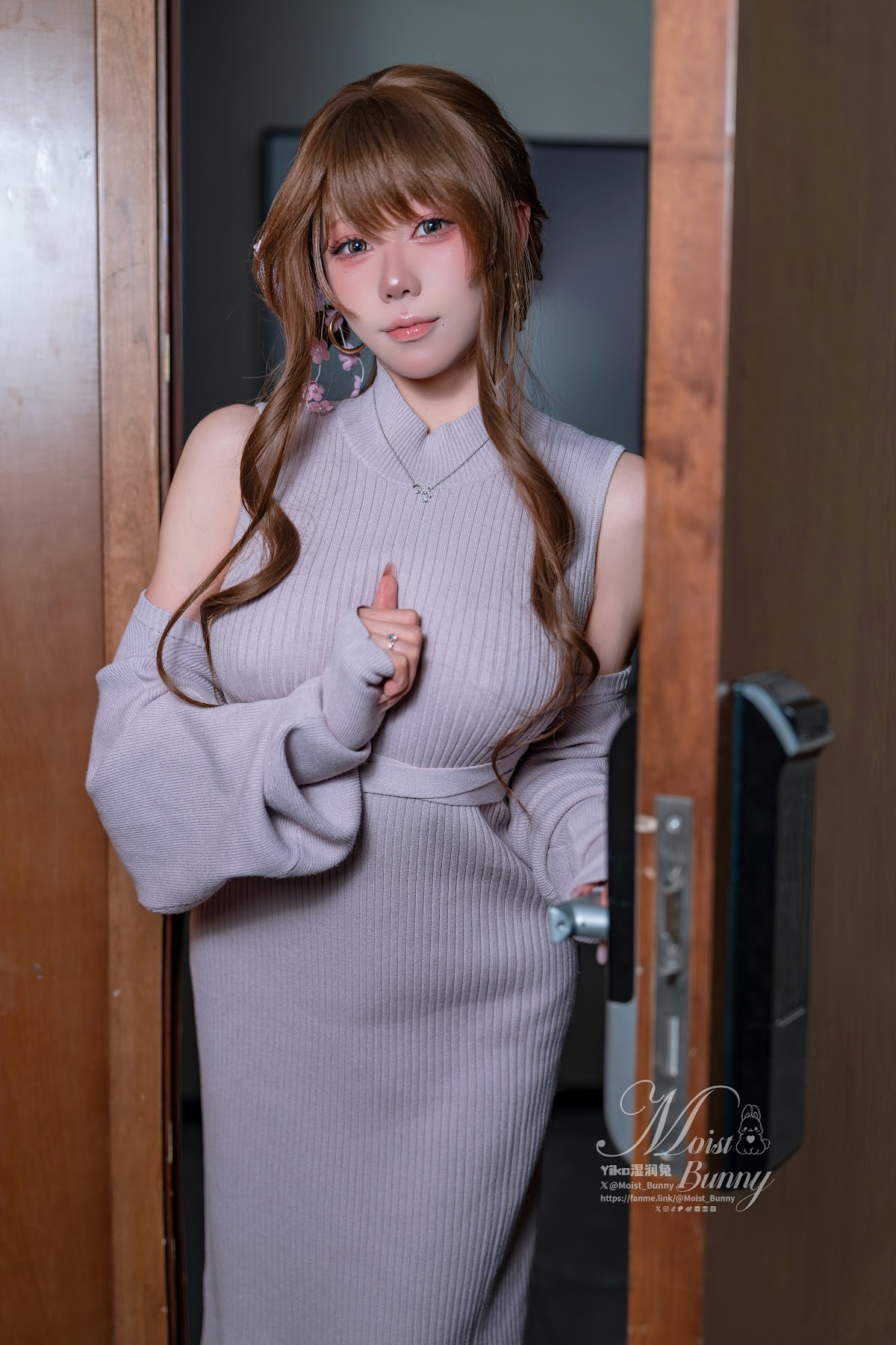 Coser@黏黏团子兔 – 2601月作品 在丈夫身边 - P36
