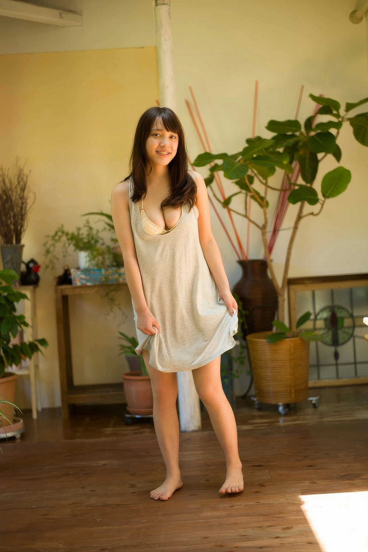 Sayaka Tomaru 都丸紗也華, FLASHデジタル写真集 「ストライク☆バスト！」 - P2