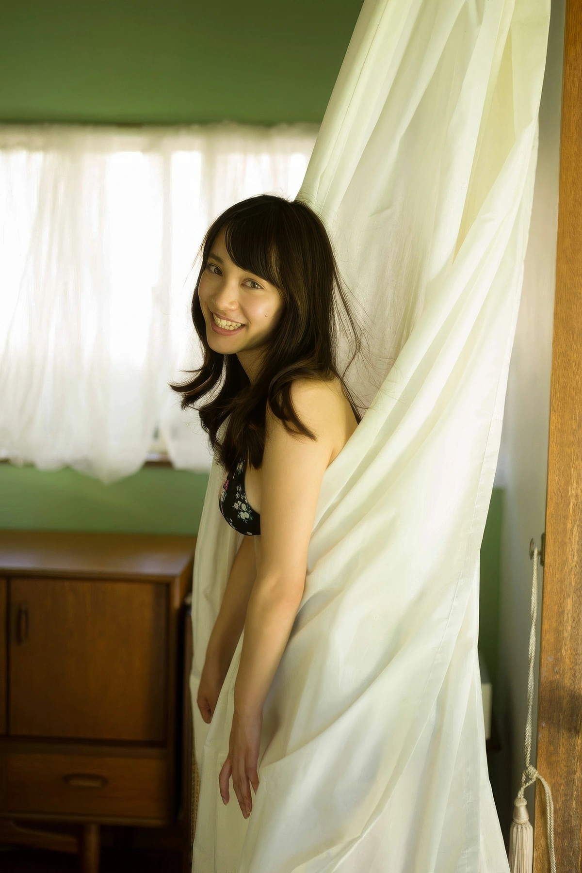 Sayaka Tomaru 都丸紗也華, FLASHデジタル写真集 「ストライク☆バスト！」 - P37