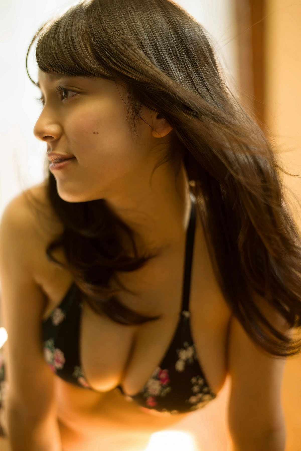 Sayaka Tomaru 都丸紗也華, FLASHデジタル写真集 「ストライク☆バスト！」 - P43