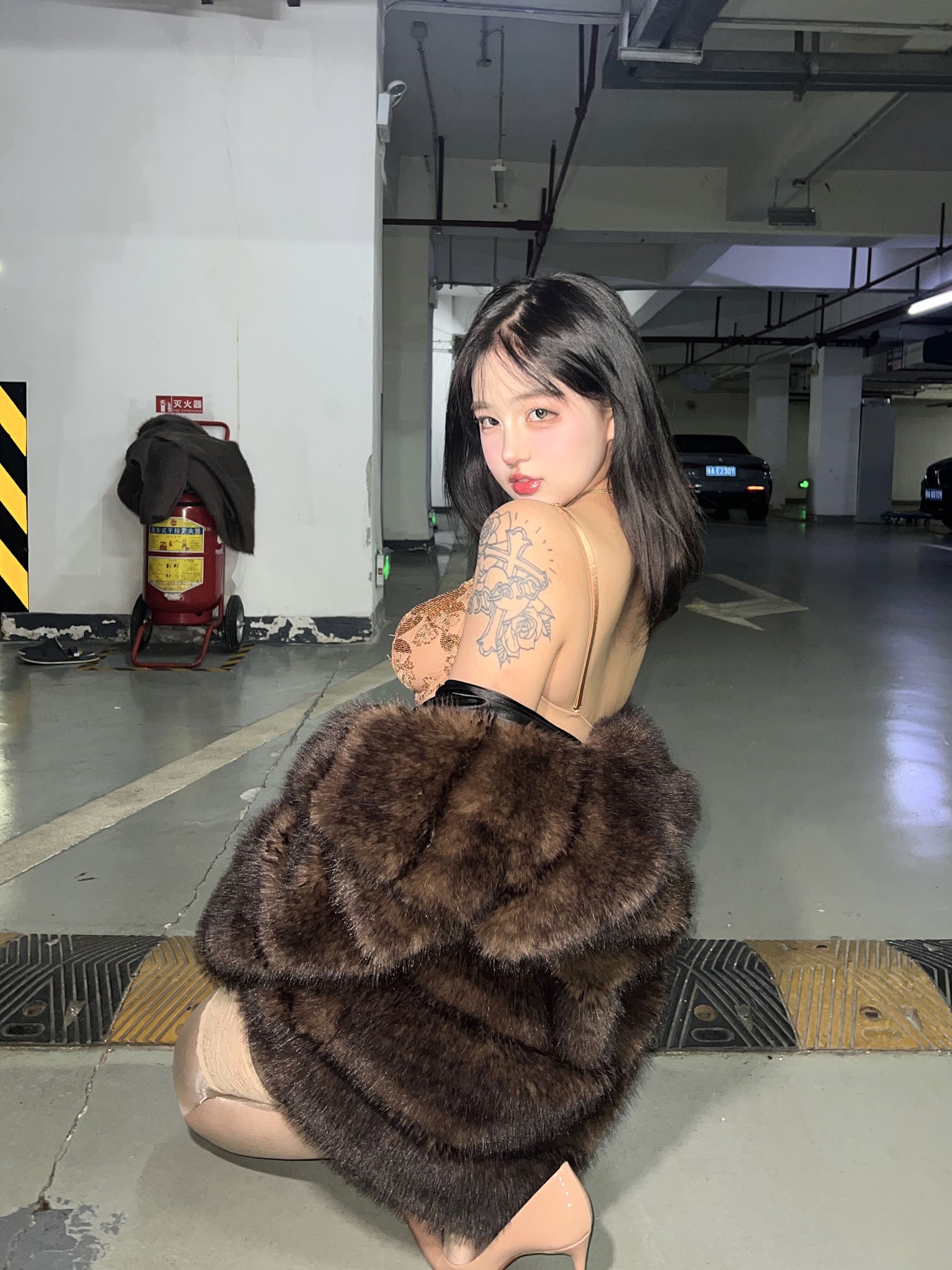 小u优优子 – 貂皮大衣 - P2