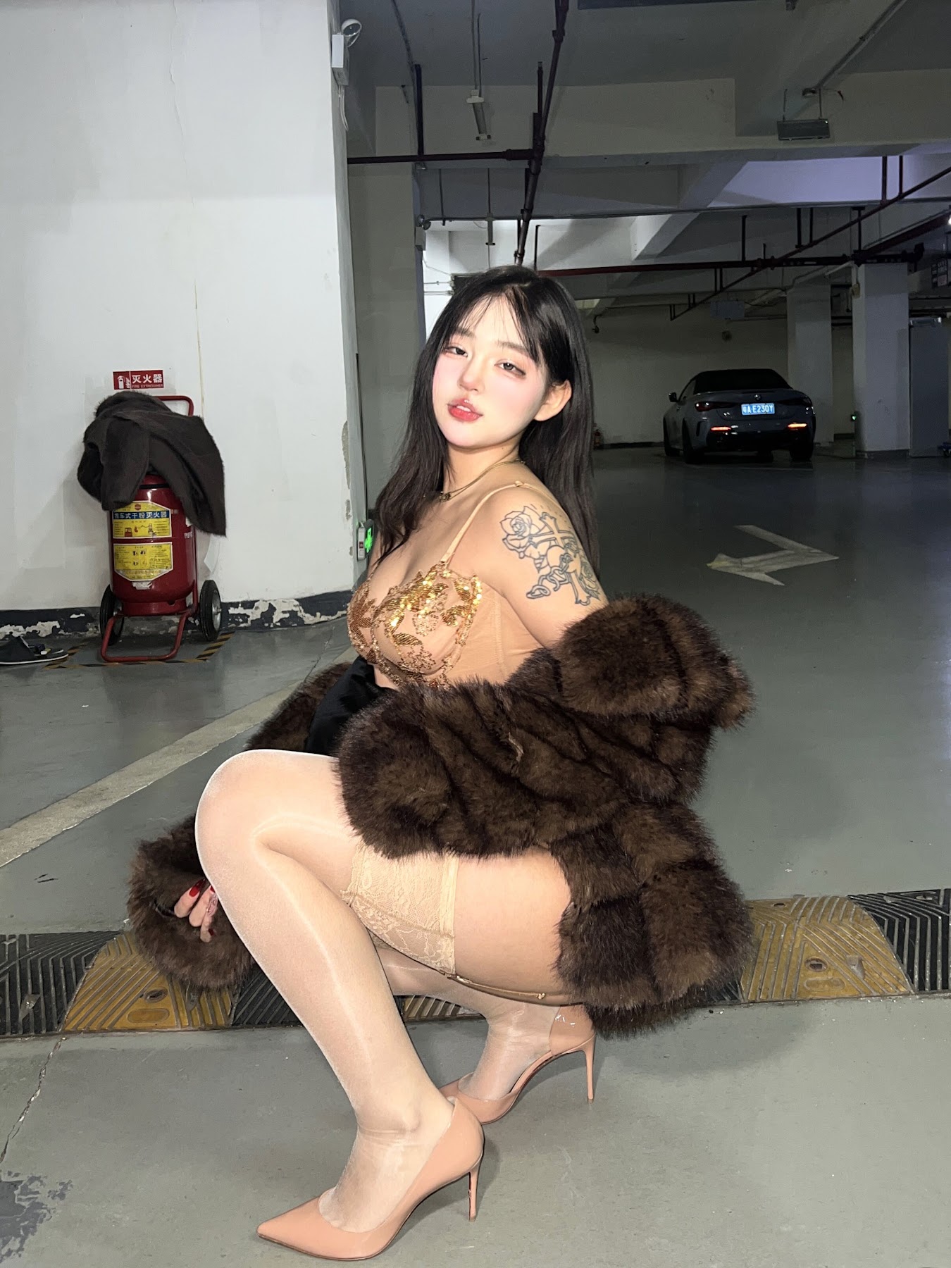 小u优优子 – 貂皮大衣 - P4
