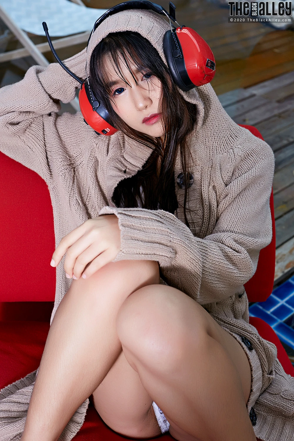 Chia Ling – The Black Alley Photobook Set.27 - P5