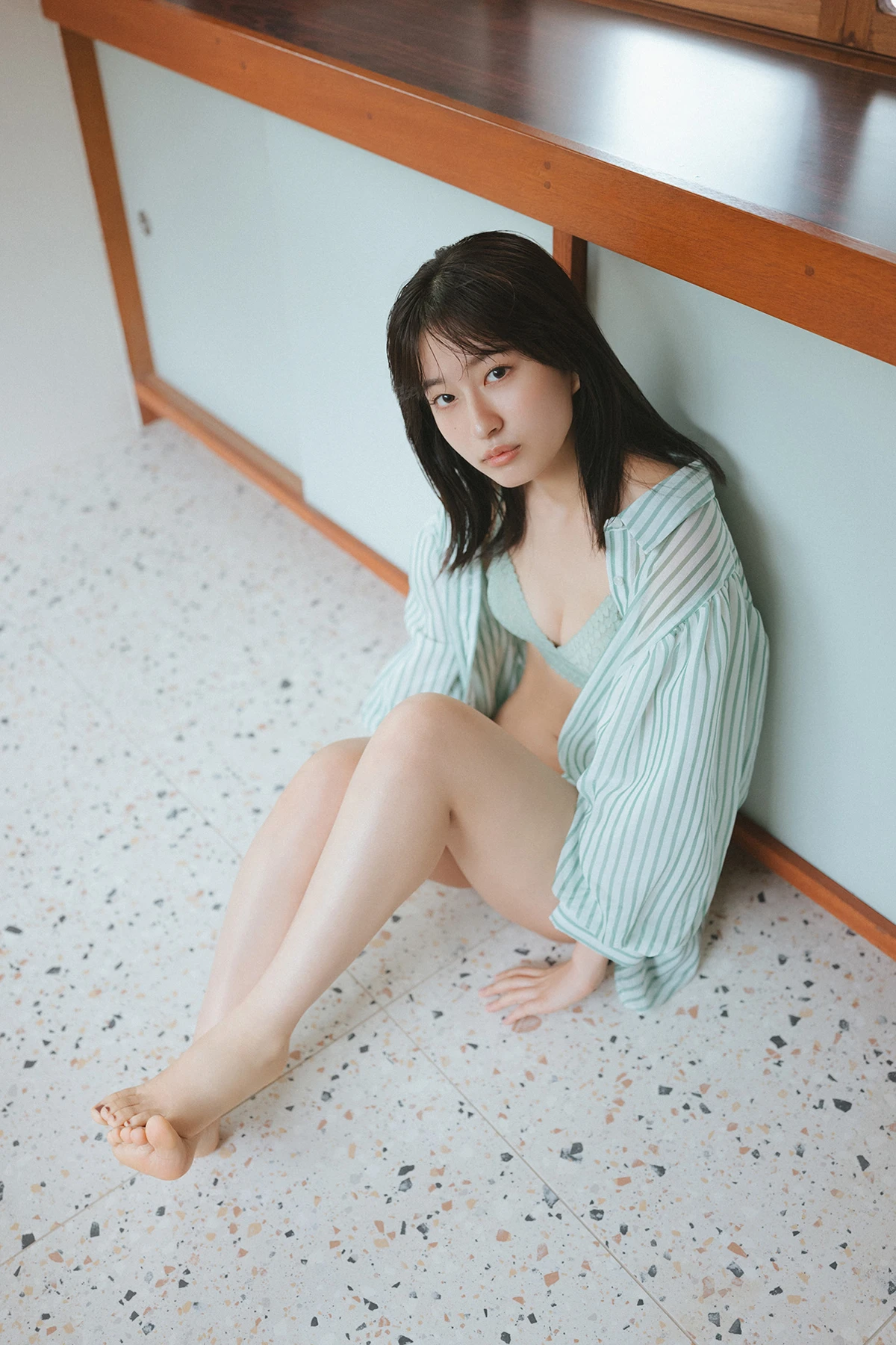 Rina Saito 斉藤里奈 – FLASHデジタル写真集 「Clear」 - P13