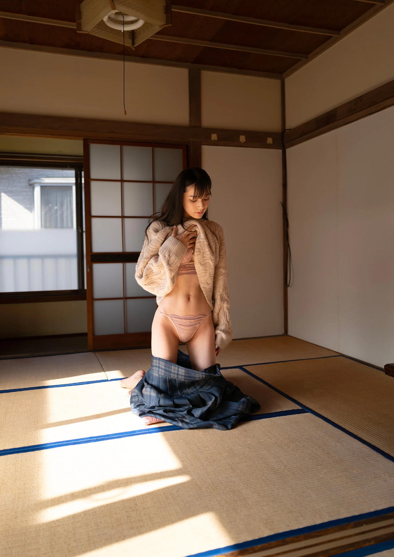 Rena Miyashita 宮下玲奈 – 写真集 「The fate of fake love」 - P11