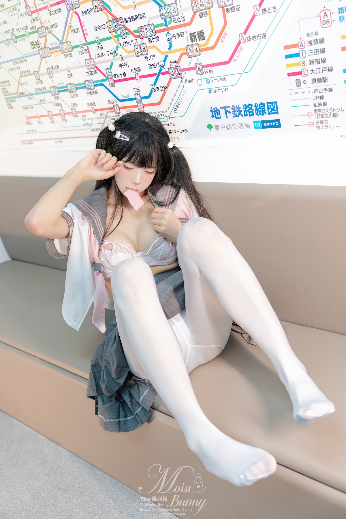 Coser@黏黏团子兔 – 12月作品『地铁萌妹』 恋爱循环 - P100