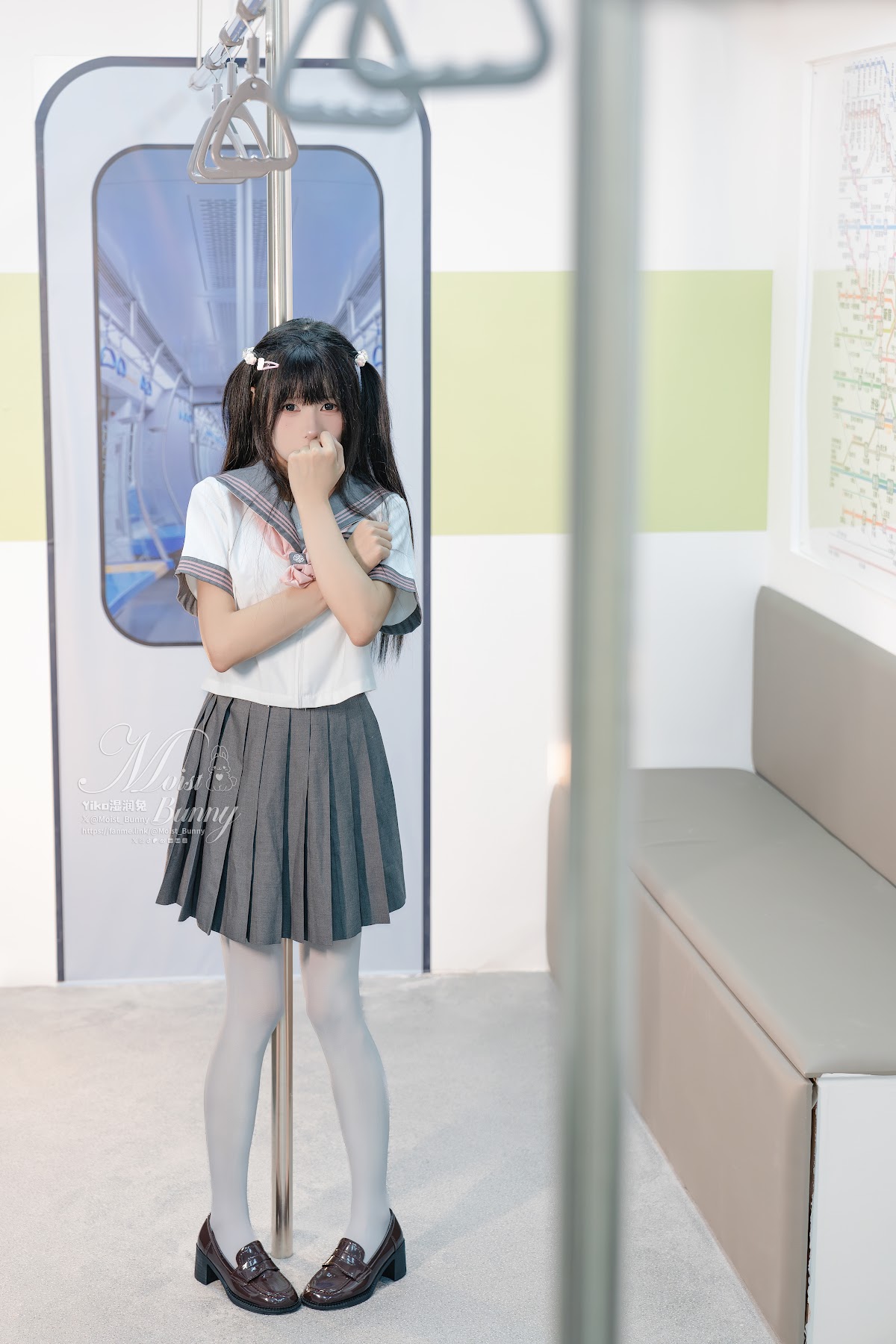 Coser@黏黏团子兔 – 12月作品『地铁萌妹』 恋爱循环 - P110
