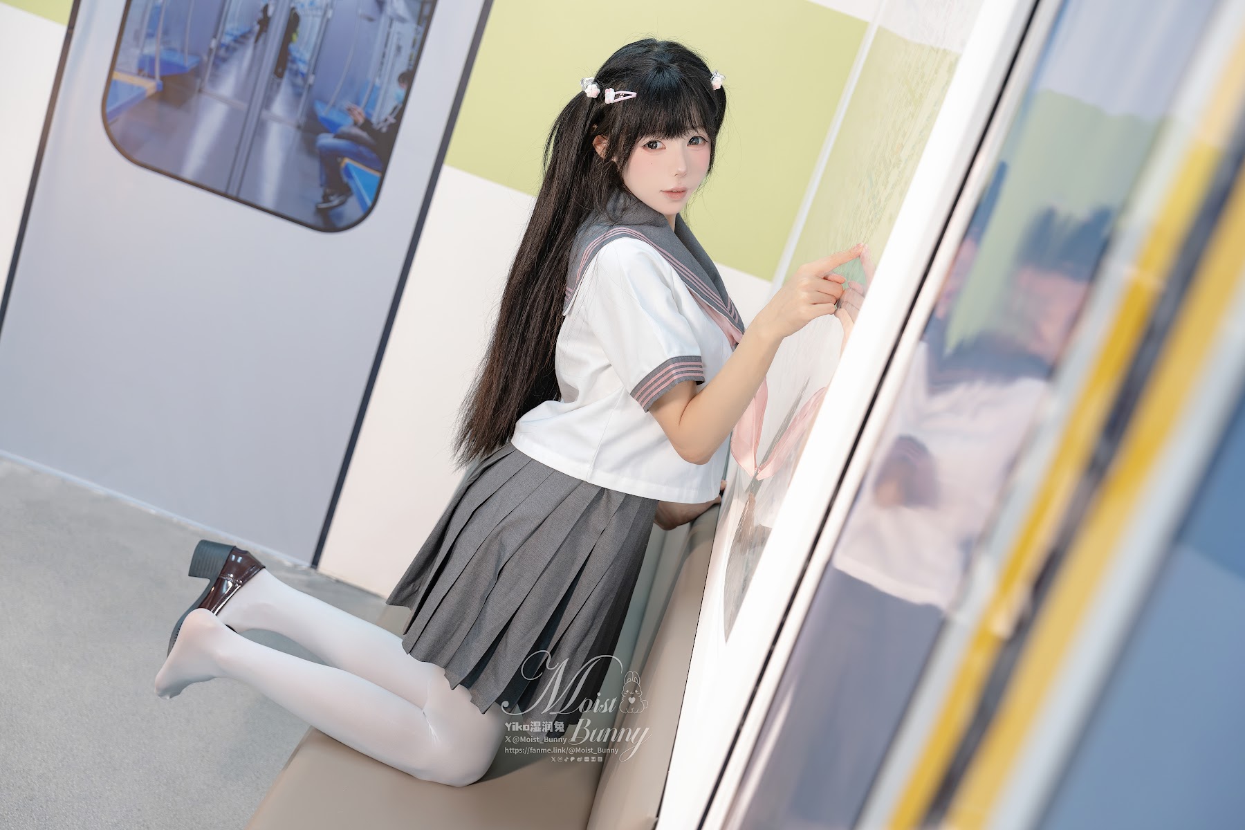 Coser@黏黏团子兔 – 12月作品『地铁萌妹』 恋爱循环 - P34