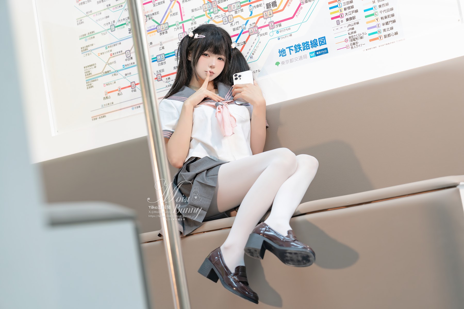 Coser@黏黏团子兔 – 12月作品『地铁萌妹』 恋爱循环 - P56