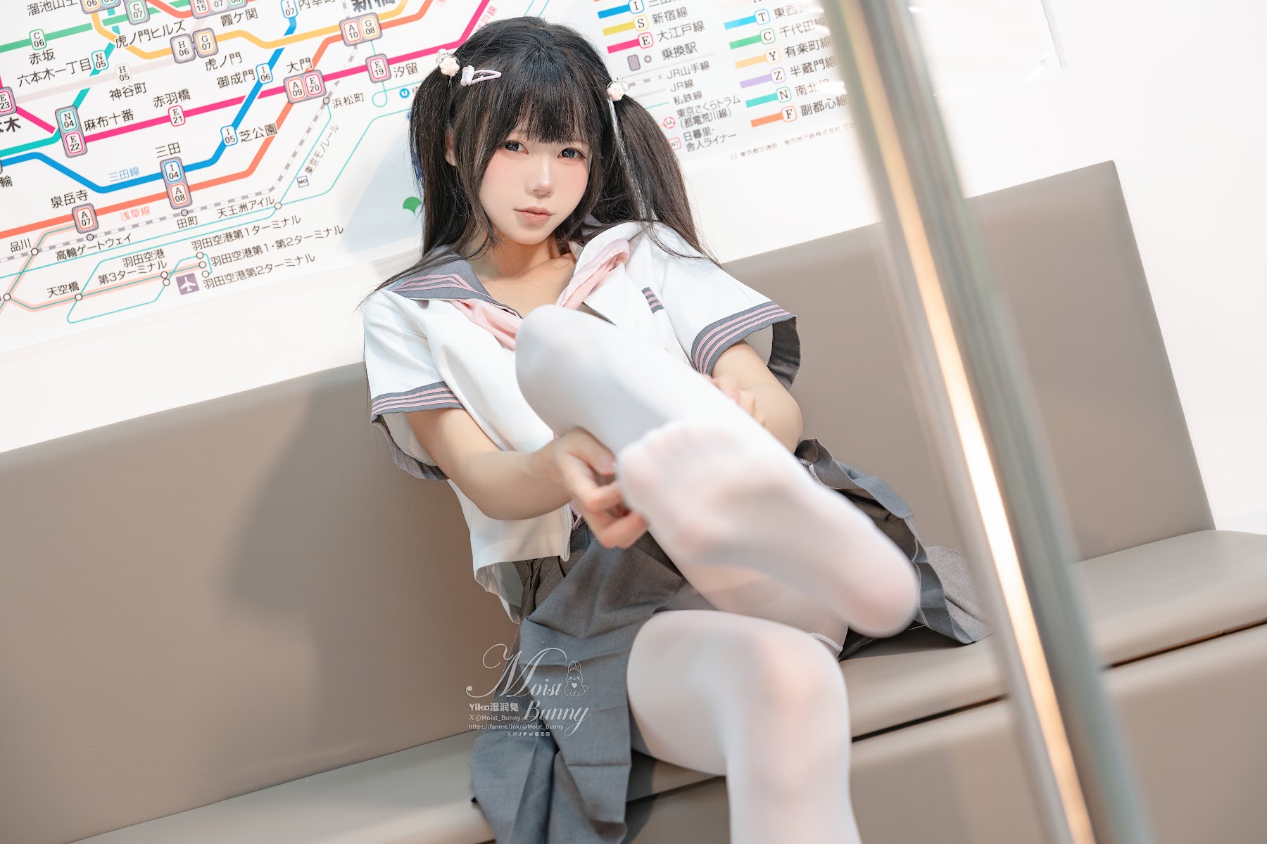 Coser@黏黏团子兔 – 12月作品『地铁萌妹』 恋爱循环 - P91