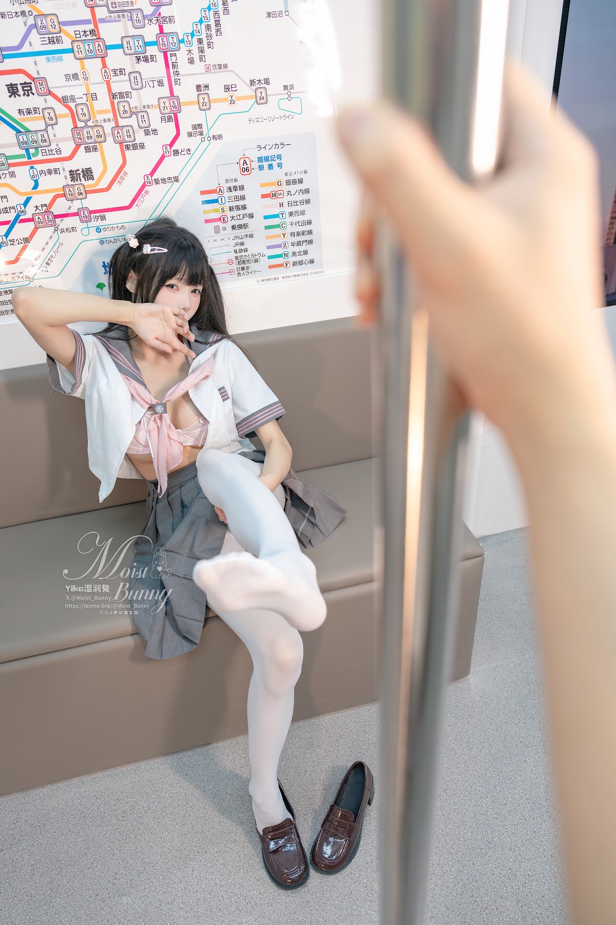 Coser@黏黏团子兔 – 12月作品『地铁萌妹』 恋爱循环 - P92