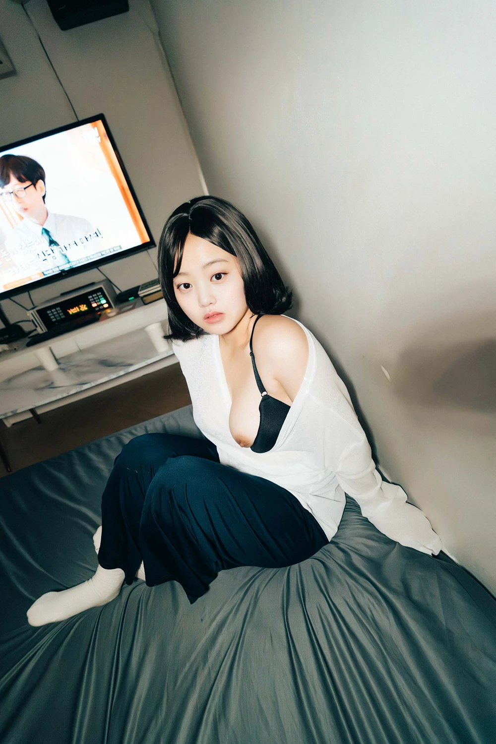 EunWoo 은우 – Haivia Photobook 「Video Room」 - P13