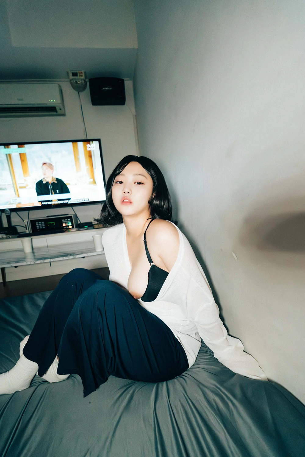 EunWoo 은우 – Haivia Photobook 「Video Room」 - P14