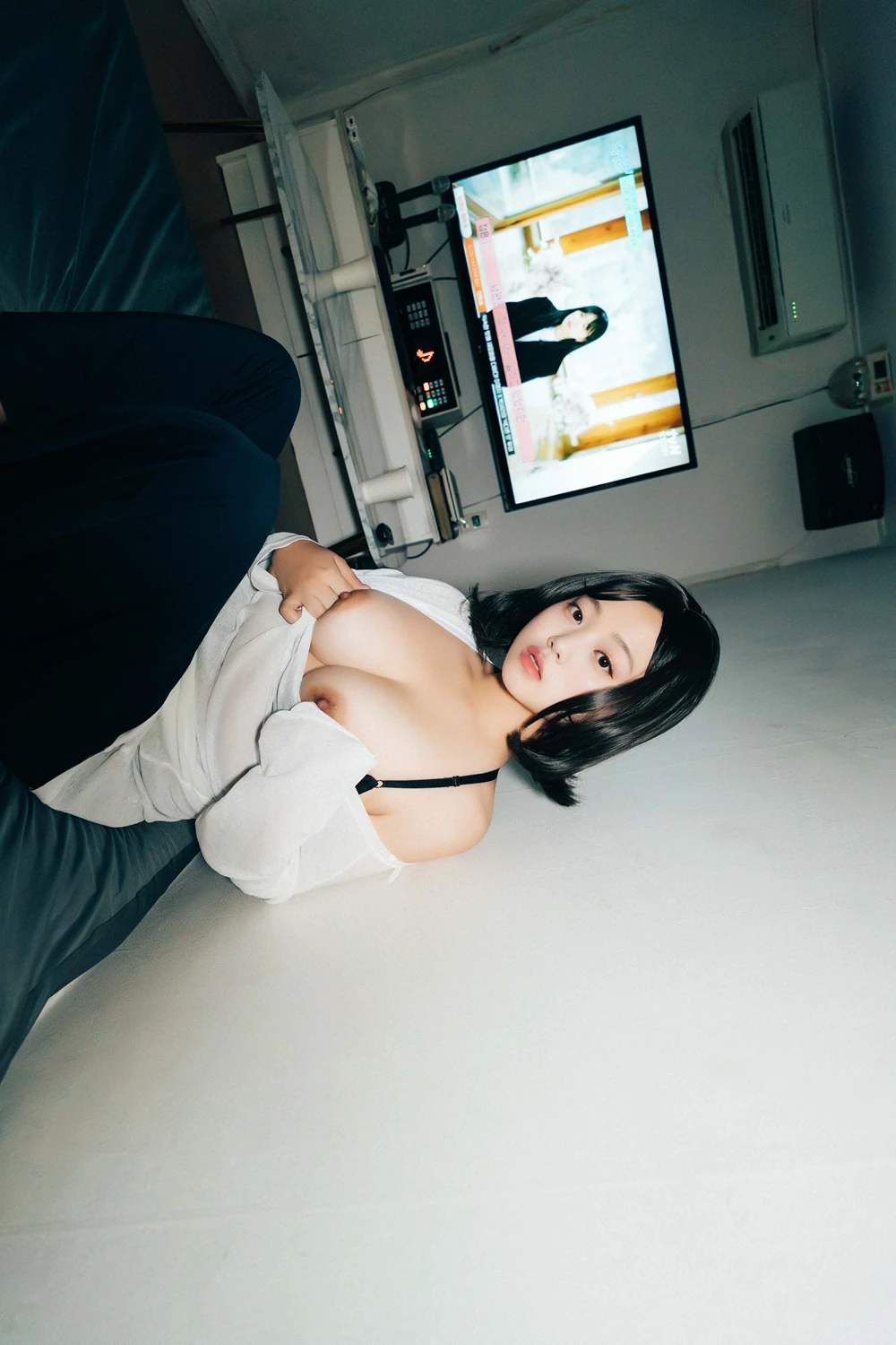 EunWoo 은우 – Haivia Photobook 「Video Room」 - P15