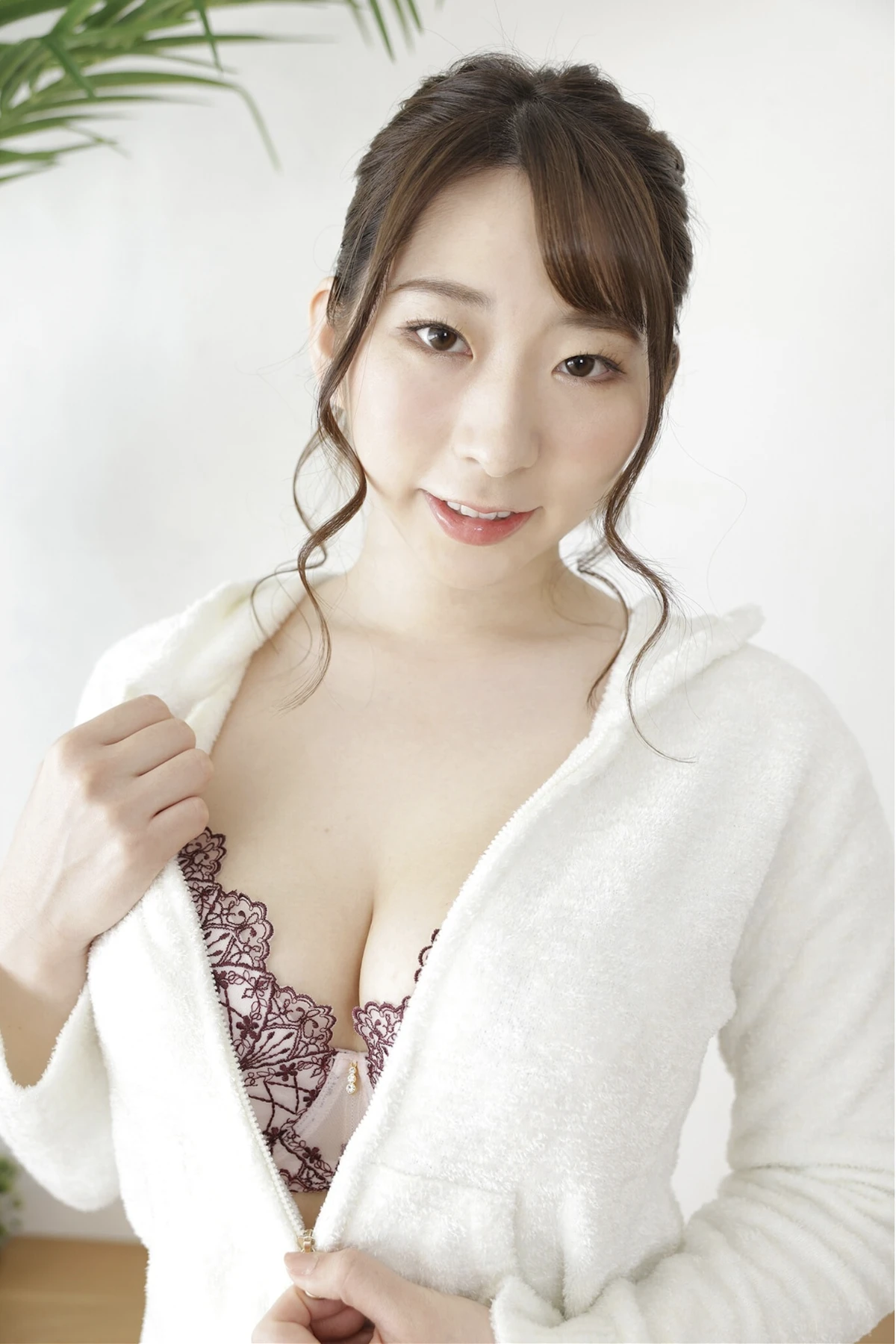 Monami Takarada 宝田もなみ – 写真集 『爆乳温泉旅行』 - P24