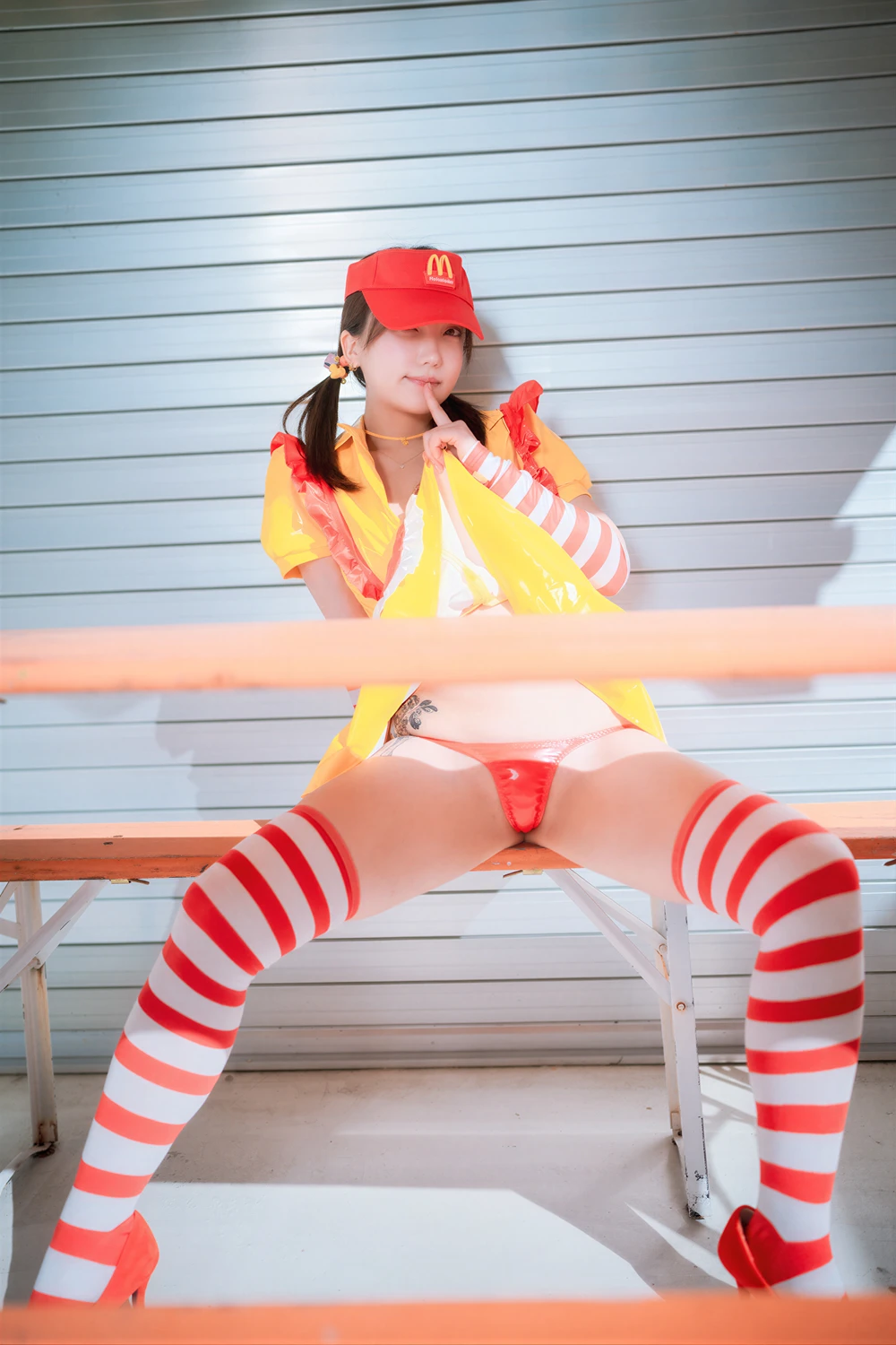 Son Yeeun 손예은 – DJAWA 「McDonald’s Girl」 - P36