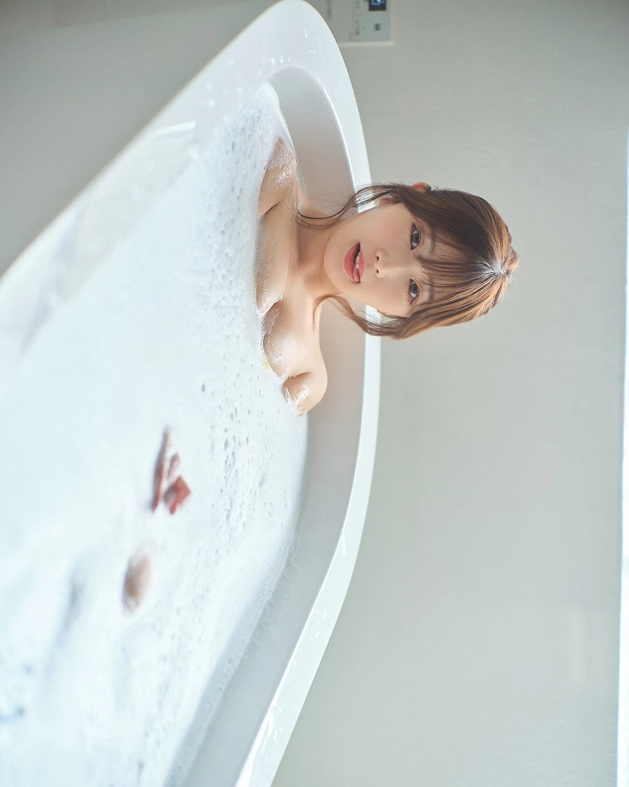 Kasame 花雨 – 写真集 「bubble bath」 - P53