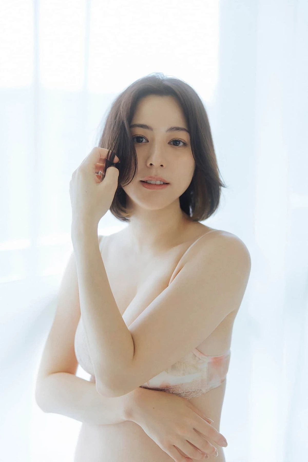 Yumi Sugimoto 杉本有美 – FLASHデジタル写真集 「そっと、溶けていく」 - P44