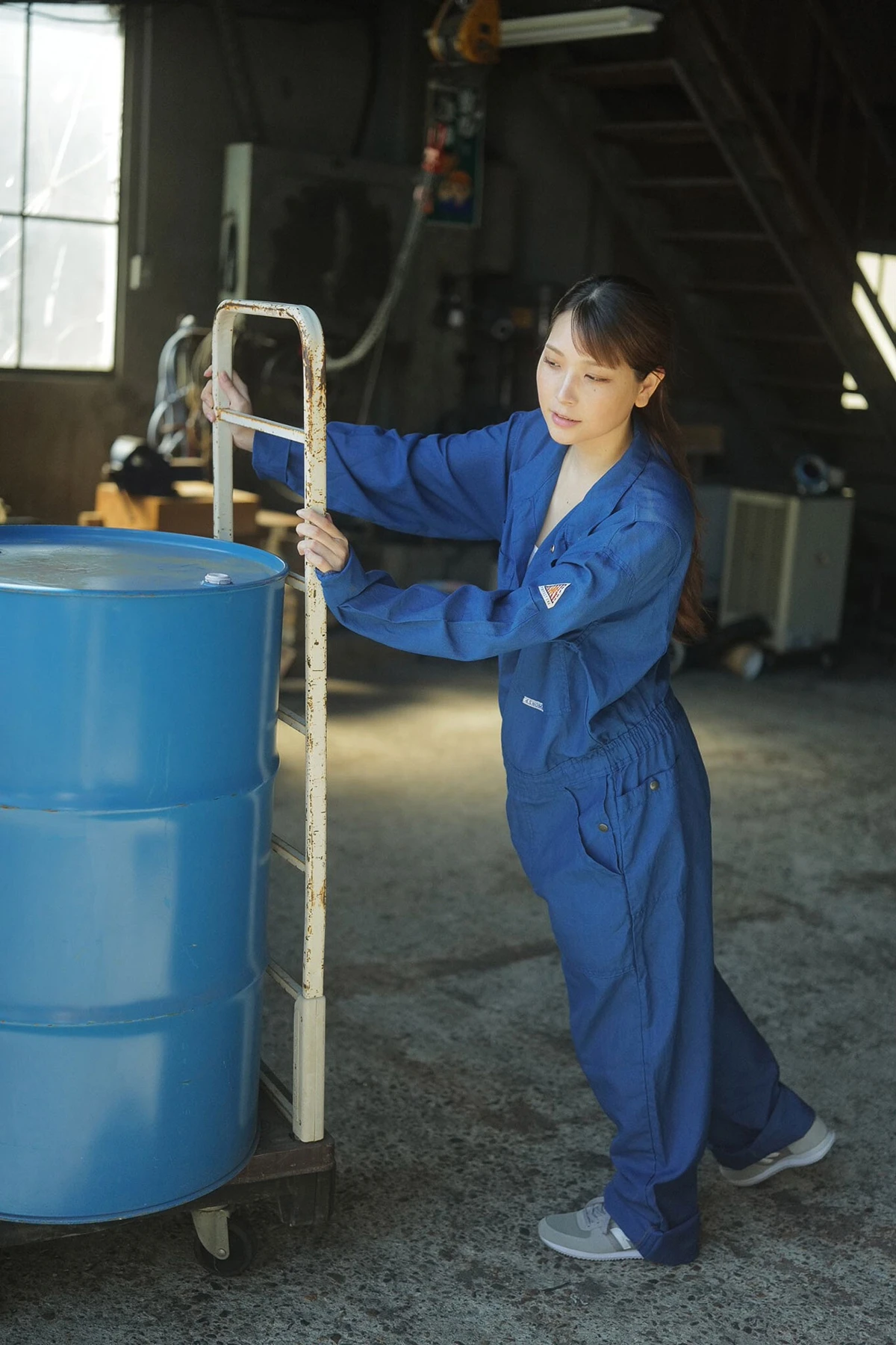 Marina Amatsu あまつまりな – SPA！デジタル写真集 「ツナギを脱いだら」 - P2