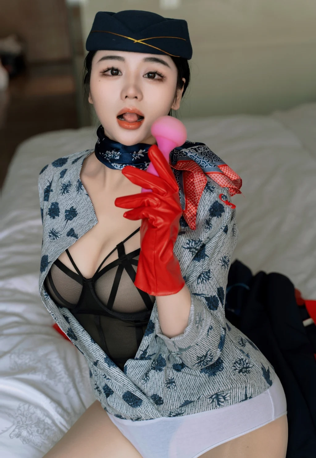 [内购无水印] 汐汐爱吃草莓: 青花空姐制服 (69 photos) - P12
