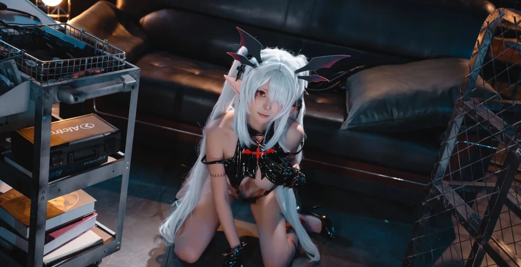 Coser@三無人型: 蔚蓝档案 银镜伊织同人小恶魔 (53 photos) - P3