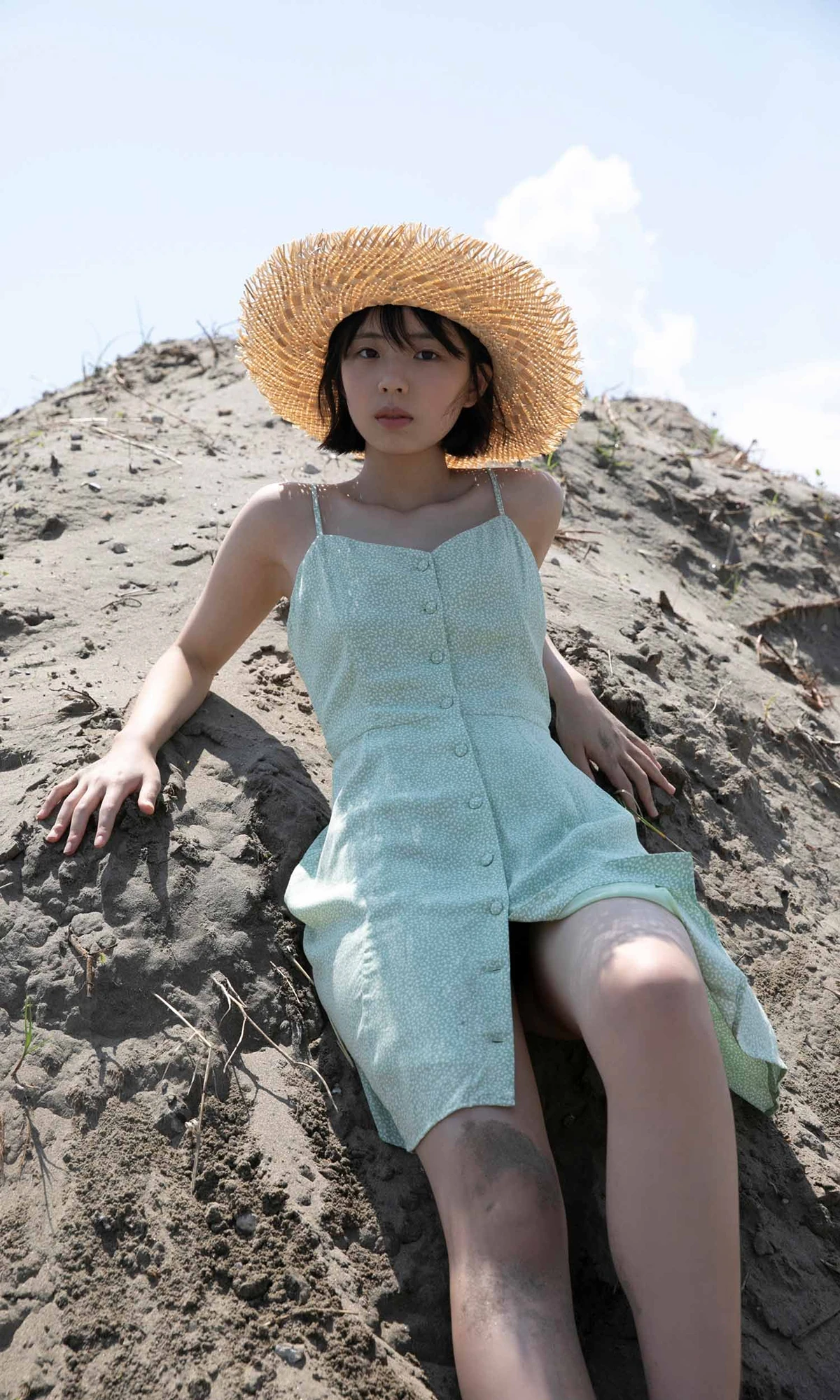 Hina Kikuchi 菊地姫奈 – 写真集 「楽しく、健やかに」 - P35