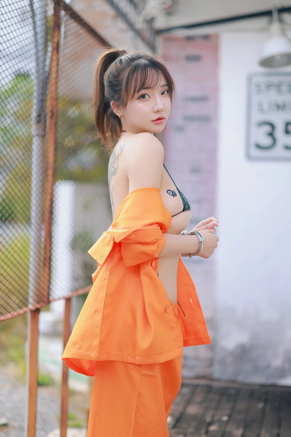 Son Yeeun 손예은 – Photobook 「Bound for Halloween」 - P3