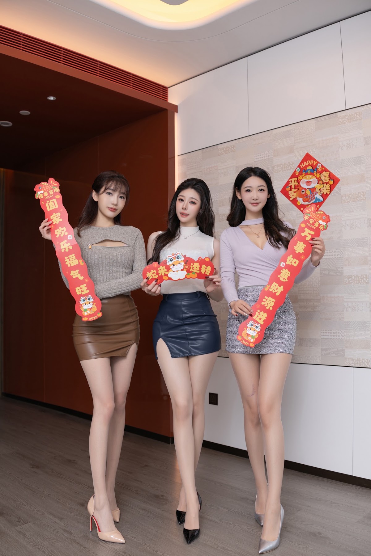 [内购无水印] Lu Xuan Xuan (陆萱萱) & 是小逗逗 & Tang An Qi (唐安琪) – 秀人网模特 三姐妹闹新春 - P1