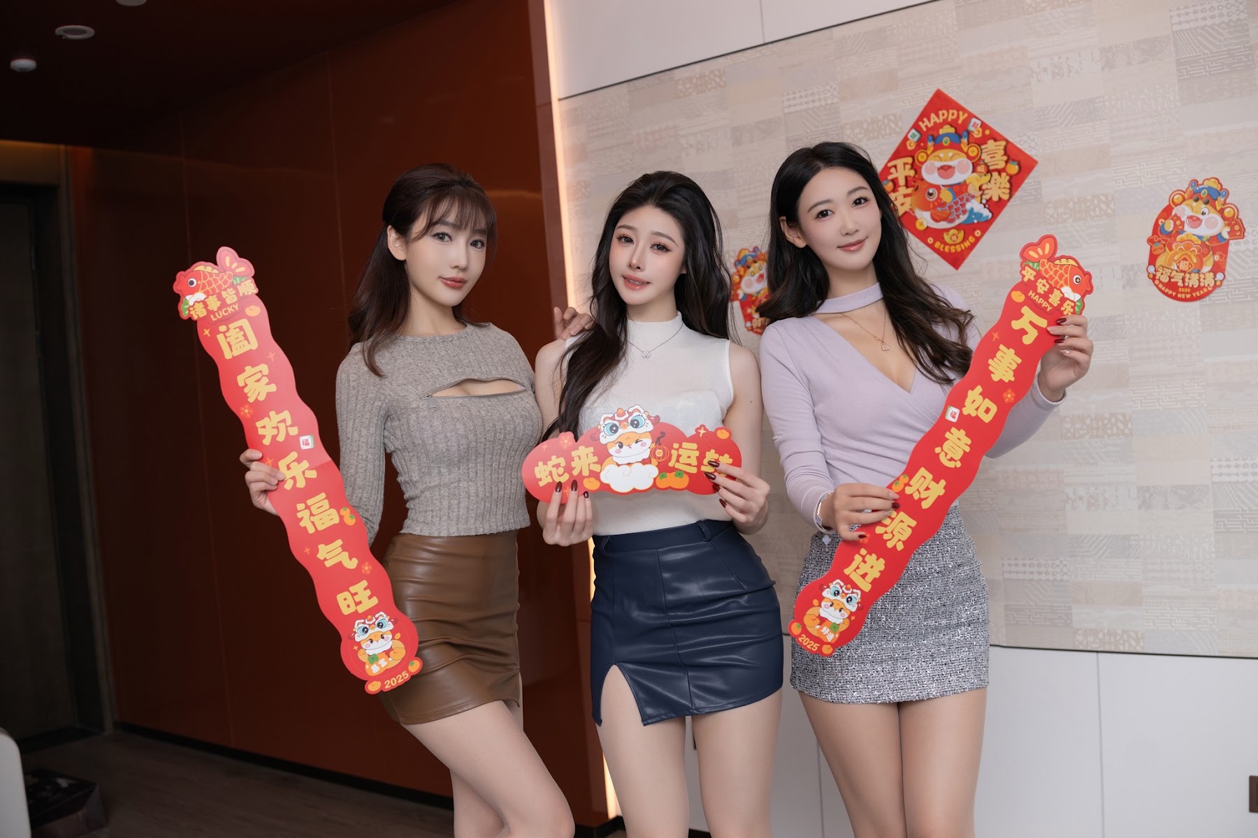 [内购无水印] Lu Xuan Xuan (陆萱萱) & 是小逗逗 & Tang An Qi (唐安琪) – 秀人网模特 三姐妹闹新春 - P2