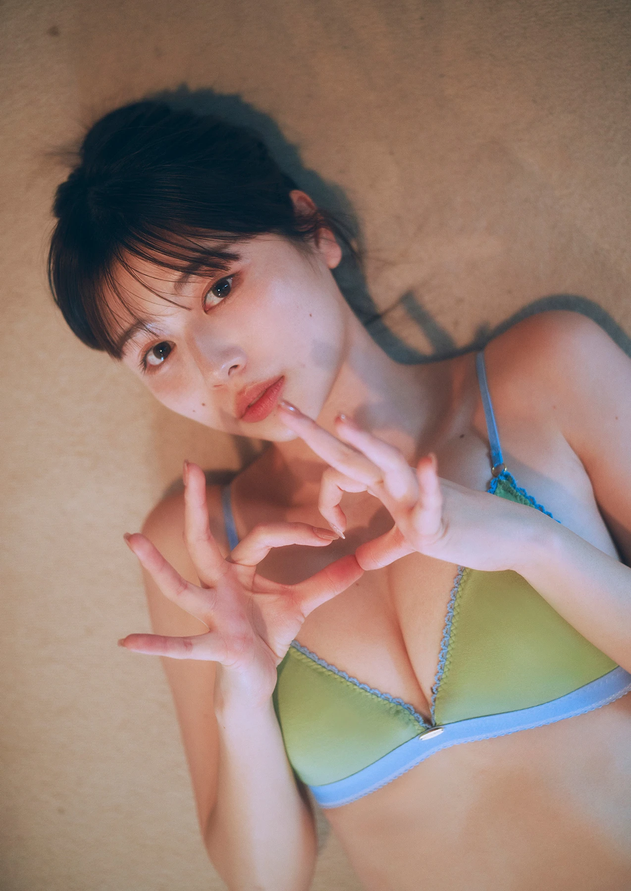 Yuzuha Saeki 冴木柚葉 – 写真集 「Lo-fi Girl」 - P11