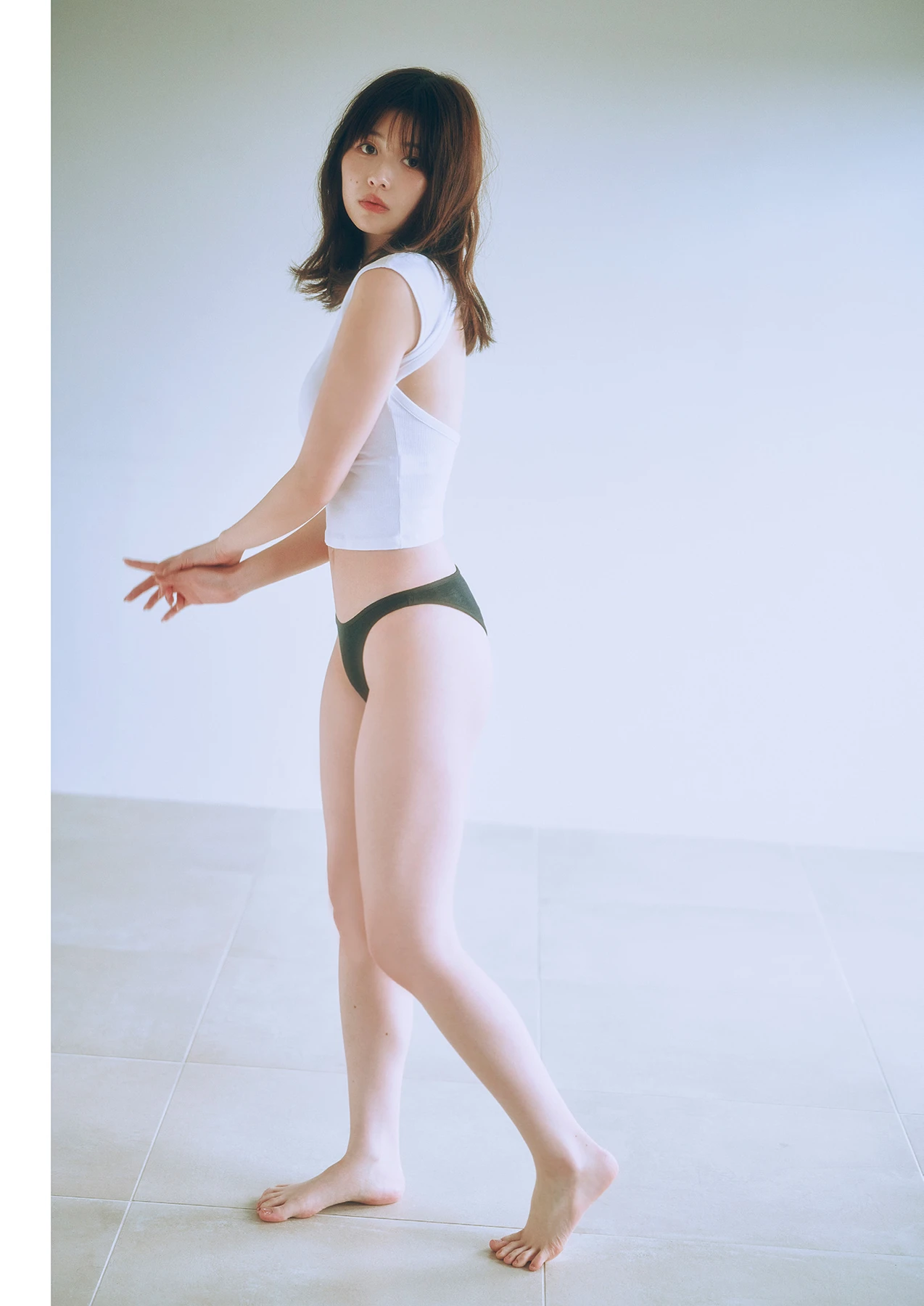 Yuzuha Saeki 冴木柚葉 – 写真集 「Lo-fi Girl」 - P24