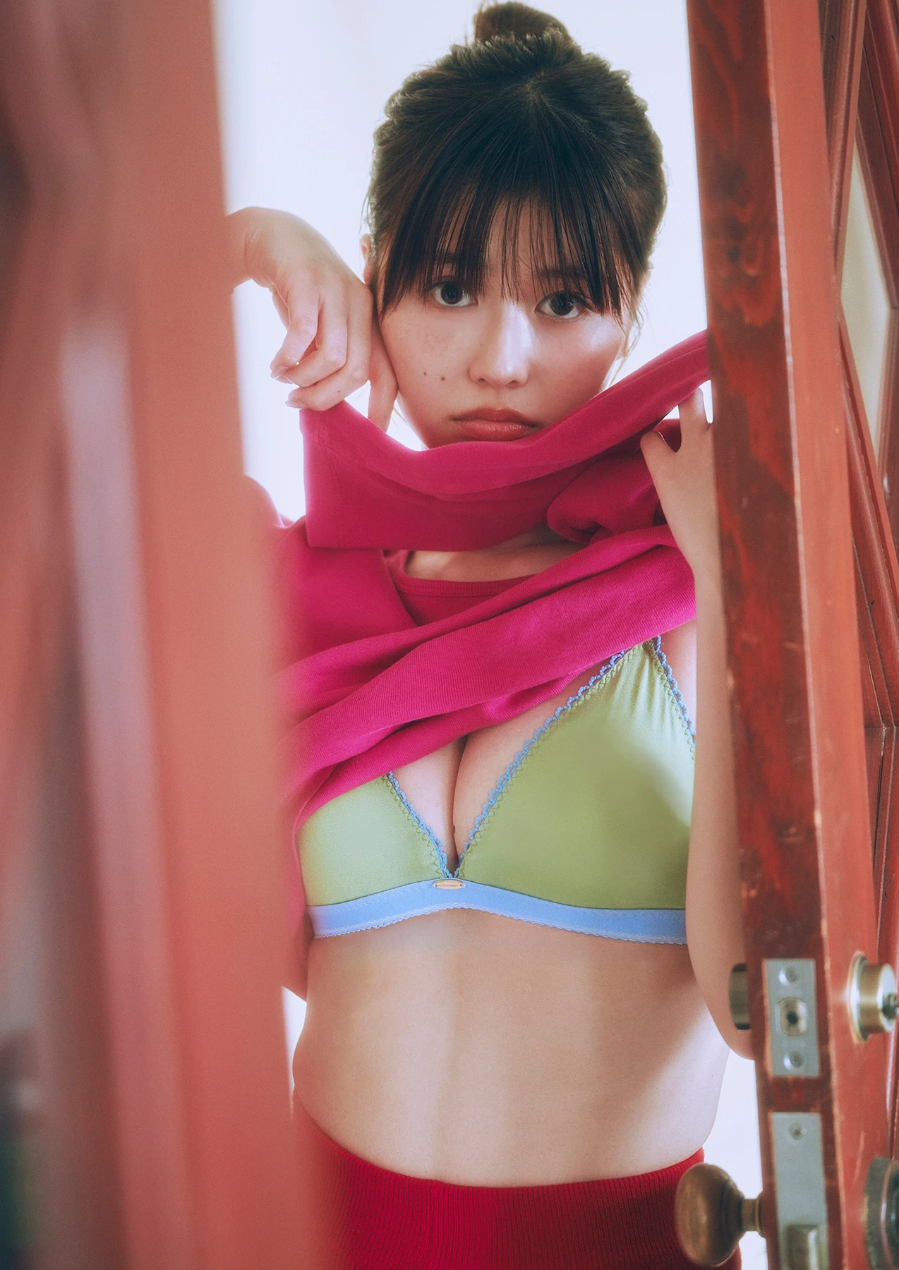 Yuzuha Saeki 冴木柚葉 – 写真集 「Lo-fi Girl」 - P6
