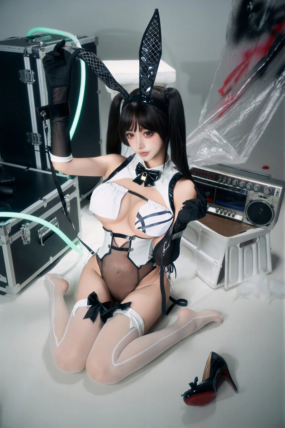 Cosplay 过期米线线喵 – Nikke胜利女神 贝伊闪耀兔女郎 - P29